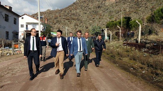 Demirci Kaymakamı Mutlu Akyol halk toplantısı yaparak vatandaşların sorunlarını dinledi.
Demirci İlçesine bağlı Gömeçler mahallesinde düzenlenen halk toplantısında vatandaşların sorun ve önerileri dinlenerek, sorunların çözümü konusunda nelerin yapılabileceği vatandaşlara anlatıldı.
Kaymakam Mutlu Akyol toplantı sonunda mahalle Muhtarı İbrahim Ülker’e çalışmalarında başarılar dileyip daha sonra ilçeye geçti.
Toplantıya, Demirci Kaymakamı Mutlu Akyol, Demirci İlçe Jandarma Komutanı Jandarma Teğmen Okan Doğan, İlçe Müftüsü İdris Başkıran, İlçe Milli Eğitim Müdürü Yüksel Kocabaş, İlçe Gıda Tarım ve Hayvancılık Müdürü İslam Köse ve Kaymakamlık Yazı İşleri Müdürü Bülent Yılmaz katıldı.