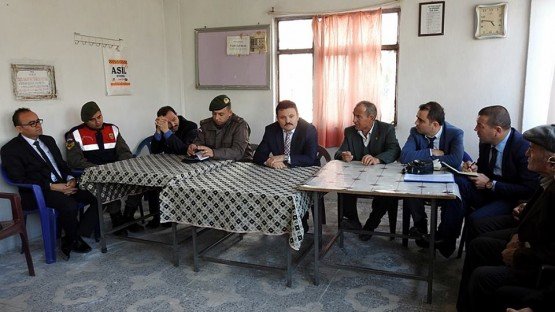 Demirci Kaymakamı Mutlu Akyol halk toplantısı yaparak vatandaşların sorunlarını dinledi.
Demirci İlçesine bağlı Gömeçler mahallesinde düzenlenen halk toplantısında vatandaşların sorun ve önerileri dinlenerek, sorunların çözümü konusunda nelerin yapılabileceği vatandaşlara anlatıldı.
Kaymakam Mutlu Akyol toplantı sonunda mahalle Muhtarı İbrahim Ülker’e çalışmalarında başarılar dileyip daha sonra ilçeye geçti.
Toplantıya, Demirci Kaymakamı Mutlu Akyol, Demirci İlçe Jandarma Komutanı Jandarma Teğmen Okan Doğan, İlçe Müftüsü İdris Başkıran, İlçe Milli Eğitim Müdürü Yüksel Kocabaş, İlçe Gıda Tarım ve Hayvancılık Müdürü İslam Köse ve Kaymakamlık Yazı İşleri Müdürü Bülent Yılmaz katıldı.