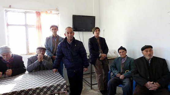 Demirci Kaymakamı Mutlu Akyol halk toplantısı yaparak vatandaşların sorunlarını dinledi.
Demirci İlçesine bağlı Gömeçler mahallesinde düzenlenen halk toplantısında vatandaşların sorun ve önerileri dinlenerek, sorunların çözümü konusunda nelerin yapılabileceği vatandaşlara anlatıldı.
Kaymakam Mutlu Akyol toplantı sonunda mahalle Muhtarı İbrahim Ülker’e çalışmalarında başarılar dileyip daha sonra ilçeye geçti.
Toplantıya, Demirci Kaymakamı Mutlu Akyol, Demirci İlçe Jandarma Komutanı Jandarma Teğmen Okan Doğan, İlçe Müftüsü İdris Başkıran, İlçe Milli Eğitim Müdürü Yüksel Kocabaş, İlçe Gıda Tarım ve Hayvancılık Müdürü İslam Köse ve Kaymakamlık Yazı İşleri Müdürü Bülent Yılmaz katıldı.
