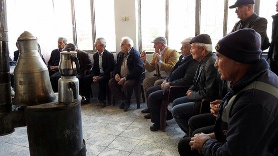 Demirci Kaymakamı Mutlu Akyol halk toplantısı yaparak vatandaşların sorunlarını dinledi.
Demirci İlçesine bağlı Gömeçler mahallesinde düzenlenen halk toplantısında vatandaşların sorun ve önerileri dinlenerek, sorunların çözümü konusunda nelerin yapılabileceği vatandaşlara anlatıldı.
Kaymakam Mutlu Akyol toplantı sonunda mahalle Muhtarı İbrahim Ülker’e çalışmalarında başarılar dileyip daha sonra ilçeye geçti.
Toplantıya, Demirci Kaymakamı Mutlu Akyol, Demirci İlçe Jandarma Komutanı Jandarma Teğmen Okan Doğan, İlçe Müftüsü İdris Başkıran, İlçe Milli Eğitim Müdürü Yüksel Kocabaş, İlçe Gıda Tarım ve Hayvancılık Müdürü İslam Köse ve Kaymakamlık Yazı İşleri Müdürü Bülent Yılmaz katıldı.