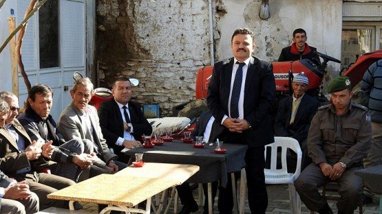 Demirci Kaymakamı Mutlu Akyol halk toplantısı yaparak vatandaşların sorunlarını dinledi.
Demirci İlçesine bağlı İcikler mahallesinde düzenlenen halk toplantısında vatandaşların sorun ve önerileri dinlenerek, sorunların çözümü konusunda nelerin yapılabileceği vatandaşlara anlatıldı.