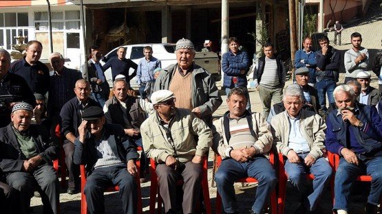 Demirci Kaymakamı Mutlu Akyol halk toplantısı yaparak vatandaşların sorunlarını dinledi.
Demirci İlçesine bağlı İcikler mahallesinde düzenlenen halk toplantısında vatandaşların sorun ve önerileri dinlenerek, sorunların çözümü konusunda nelerin yapılabileceği vatandaşlara anlatıldı.