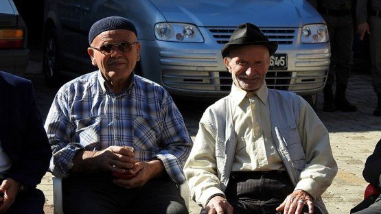 Demirci Kaymakamı Mutlu Akyol halk toplantısı yaparak vatandaşların sorunlarını dinledi.
Demirci İlçesine bağlı İcikler mahallesinde düzenlenen halk toplantısında vatandaşların sorun ve önerileri dinlenerek, sorunların çözümü konusunda nelerin yapılabileceği vatandaşlara anlatıldı.