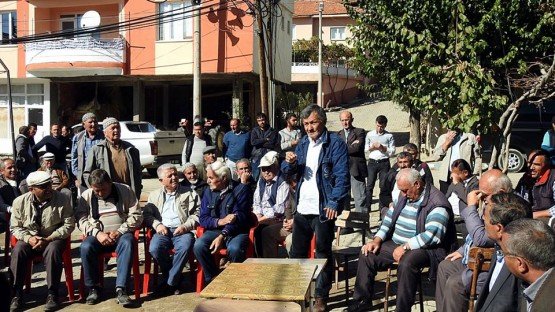 Demirci Kaymakamı Mutlu Akyol halk toplantısı yaparak vatandaşların sorunlarını dinledi.
Demirci İlçesine bağlı İcikler mahallesinde düzenlenen halk toplantısında vatandaşların sorun ve önerileri dinlenerek, sorunların çözümü konusunda nelerin yapılabileceği vatandaşlara anlatıldı.