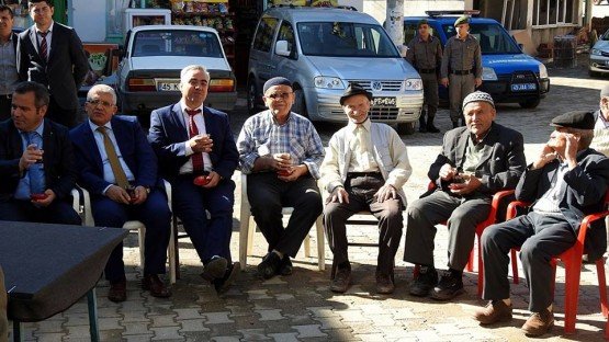 Demirci Kaymakamı Mutlu Akyol halk toplantısı yaparak vatandaşların sorunlarını dinledi.
Demirci İlçesine bağlı İcikler mahallesinde düzenlenen halk toplantısında vatandaşların sorun ve önerileri dinlenerek, sorunların çözümü konusunda nelerin yapılabileceği vatandaşlara anlatıldı.