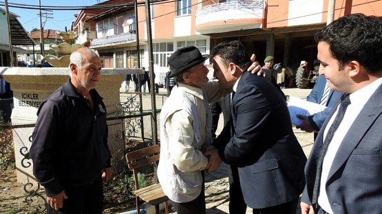 Demirci Kaymakamı Mutlu Akyol halk toplantısı yaparak vatandaşların sorunlarını dinledi.
Demirci İlçesine bağlı İcikler mahallesinde düzenlenen halk toplantısında vatandaşların sorun ve önerileri dinlenerek, sorunların çözümü konusunda nelerin yapılabileceği vatandaşlara anlatıldı.