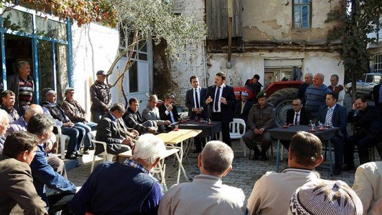 Demirci Kaymakamı Mutlu Akyol halk toplantısı yaparak vatandaşların sorunlarını dinledi.
Demirci İlçesine bağlı İcikler mahallesinde düzenlenen halk toplantısında vatandaşların sorun ve önerileri dinlenerek, sorunların çözümü konusunda nelerin yapılabileceği vatandaşlara anlatıldı.