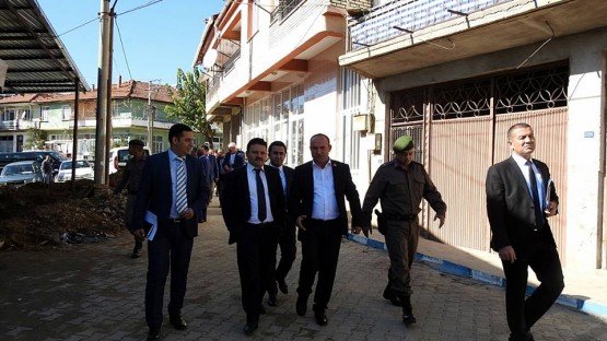 Demirci Kaymakamı Mutlu Akyol halk toplantısı yaparak vatandaşların sorunlarını dinledi.
Demirci İlçesine bağlı İcikler mahallesinde düzenlenen halk toplantısında vatandaşların sorun ve önerileri dinlenerek, sorunların çözümü konusunda nelerin yapılabileceği vatandaşlara anlatıldı.