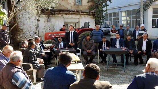 Demirci Kaymakamı Mutlu Akyol halk toplantısı yaparak vatandaşların sorunlarını dinledi.
Demirci İlçesine bağlı İcikler mahallesinde düzenlenen halk toplantısında vatandaşların sorun ve önerileri dinlenerek, sorunların çözümü konusunda nelerin yapılabileceği vatandaşlara anlatıldı.