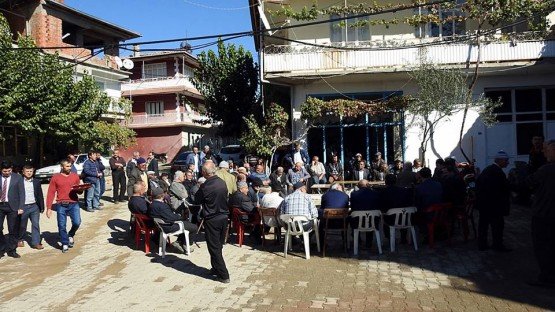 Demirci Kaymakamı Mutlu Akyol halk toplantısı yaparak vatandaşların sorunlarını dinledi.
Demirci İlçesine bağlı İcikler mahallesinde düzenlenen halk toplantısında vatandaşların sorun ve önerileri dinlenerek, sorunların çözümü konusunda nelerin yapılabileceği vatandaşlara anlatıldı.