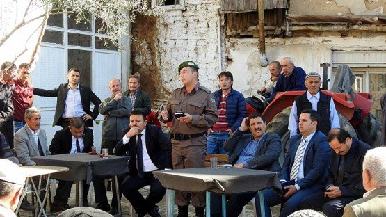 Demirci Kaymakamı Mutlu Akyol halk toplantısı yaparak vatandaşların sorunlarını dinledi.
Demirci İlçesine bağlı İcikler mahallesinde düzenlenen halk toplantısında vatandaşların sorun ve önerileri dinlenerek, sorunların çözümü konusunda nelerin yapılabileceği vatandaşlara anlatıldı.