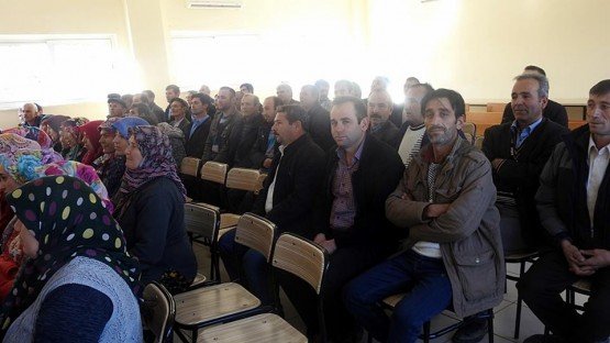 Demirci Kaymakamı Mutlu Akyol halk toplantısı yaparak vatandaşların sorunlarını dinledi.
Demirci İlçesine bağlı Minnetler mahallesinde düzenlenen halk toplantısında vatandaşların sorun ve önerileri dinlenerek, sorunların çözümü konusunda nelerin yapılabileceği vatandaşlara anlatıldı. 
Kaymakam Mutlu Akyol mahalle Muhtarı Muharrem Mağden’e çalışmalarında başarılar dileyip daha sonra ilçeye geçti.
Toplantıya, Demirci Kaymakamı Mutlu Akyol, Demirci İlçe Jandarma Komutanı Jandarma Teğmen Okan Doğan, İlçe Müftüsü İdris Başkıran, İlçe Milli Eğitim Müdürü Yüksel Kocabaş, İlçe Gıda Tarım ve Hayvancılık Müdürü İslam Köse katıldı.