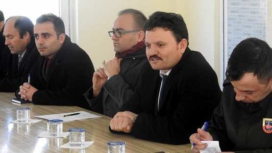 Demirci Kaymakamı Mutlu Akyol halk toplantısı yaparak vatandaşların sorunlarını dinledi.
Demirci İlçesine bağlı Minnetler mahallesinde düzenlenen halk toplantısında vatandaşların sorun ve önerileri dinlenerek, sorunların çözümü konusunda nelerin yapılabileceği vatandaşlara anlatıldı. 
Kaymakam Mutlu Akyol mahalle Muhtarı Muharrem Mağden’e çalışmalarında başarılar dileyip daha sonra ilçeye geçti.
Toplantıya, Demirci Kaymakamı Mutlu Akyol, Demirci İlçe Jandarma Komutanı Jandarma Teğmen Okan Doğan, İlçe Müftüsü İdris Başkıran, İlçe Milli Eğitim Müdürü Yüksel Kocabaş, İlçe Gıda Tarım ve Hayvancılık Müdürü İslam Köse katıldı.