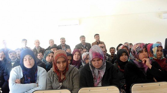 Demirci Kaymakamı Mutlu Akyol halk toplantısı yaparak vatandaşların sorunlarını dinledi.
Demirci İlçesine bağlı Minnetler mahallesinde düzenlenen halk toplantısında vatandaşların sorun ve önerileri dinlenerek, sorunların çözümü konusunda nelerin yapılabileceği vatandaşlara anlatıldı. 
Kaymakam Mutlu Akyol mahalle Muhtarı Muharrem Mağden’e çalışmalarında başarılar dileyip daha sonra ilçeye geçti.
Toplantıya, Demirci Kaymakamı Mutlu Akyol, Demirci İlçe Jandarma Komutanı Jandarma Teğmen Okan Doğan, İlçe Müftüsü İdris Başkıran, İlçe Milli Eğitim Müdürü Yüksel Kocabaş, İlçe Gıda Tarım ve Hayvancılık Müdürü İslam Köse katıldı.