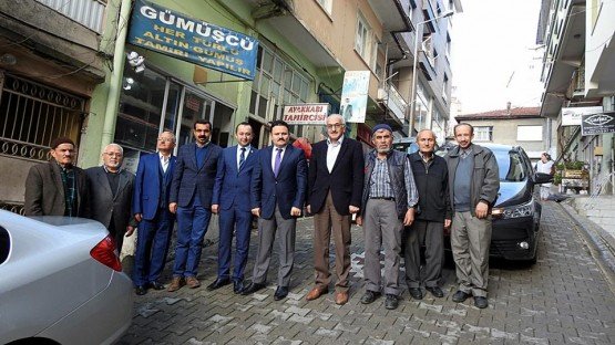 Demirci Kaymakamı Mutlu Akyol Saadet Partisi Demirci ilçe Başkanı Kadir Kalan ve Yönetim Kurulu Üyelerini parti binasında ziyaret etti. Parti binasında ki ziyarette Demirci Kaymakamı Mutlu Akyol Başkan Kadir Kalan ve Yönetim Kurulu Üyelerine çalışmalarında başarılar temennisinde bulundu.