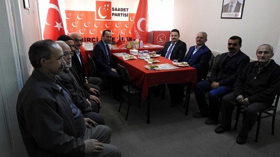 Demirci Kaymakamı Mutlu Akyol Saadet Partisi Demirci ilçe Başkanı Kadir Kalan ve Yönetim Kurulu Üyelerini parti binasında ziyaret etti. Parti binasında ki ziyarette Demirci Kaymakamı Mutlu Akyol Başkan Kadir Kalan ve Yönetim Kurulu Üyelerine çalışmalarında başarılar temennisinde bulundu.