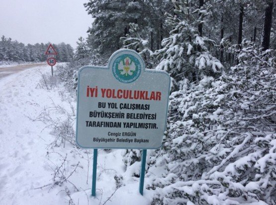 Manisa’nın Demirci ilçesinde bugün sabah saatlerinde başlayan yer yer devam eden kar yağışı yükseklerde daha etkili oluyor.
Balıkesir’in Sındırgı ilçesiyle Demirci arasındaki karayolunda kar temizleme ve tuzlama çalışmaları halen devam ediyor.
Manisa Büyükşehir Belediyesi Yol Bakım Daire Başkanlığına bağlı Demirci ekipleri Sındırgı yolunun yüksek kesimlerinde yolda biriken kar temizleme ve buzlanmaya karşı da tuzlama çalışmalarını halen sürdürüyor.
Bu yolu kullanacak araç sürücülerinin yavaş seyir etmesi ve mutlaka yanlarında patinaj zinciri ve çekme halatı bulundurması konusunda uyarılar yapılıyor.
Ekipler yolun trafiğe açık kalması için teyakkuz vaziyetinde ve çalışmalar aralıksız sürüyor.