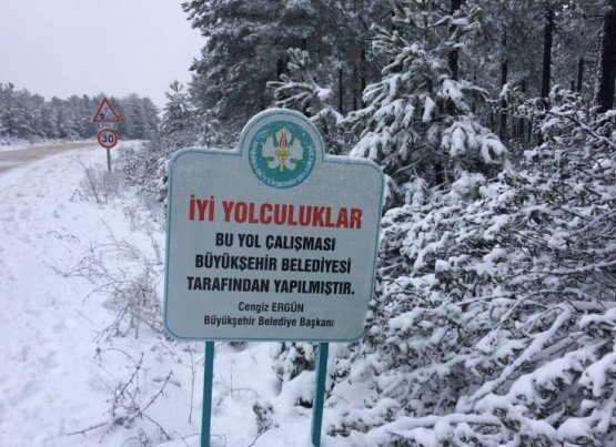 Manisa’nın Demirci ilçesinde bugün sabah saatlerinde başlayan yer yer devam eden kar yağışı yükseklerde daha etkili oluyor.
Balıkesir’in Sındırgı ilçesiyle Demirci arasındaki karayolunda kar temizleme ve tuzlama çalışmaları halen devam ediyor.
Manisa Büyükşehir Belediyesi Yol Bakım Daire Başkanlığına bağlı Demirci ekipleri Sındırgı yolunun yüksek kesimlerinde yolda biriken kar temizleme ve buzlanmaya karşı da tuzlama çalışmalarını halen sürdürüyor.
Bu yolu kullanacak araç sürücülerinin yavaş seyir etmesi ve mutlaka yanlarında patinaj zinciri ve çekme halatı bulundurması konusunda uyarılar yapılıyor.
Ekipler yolun trafiğe açık kalması için teyakkuz vaziyetinde ve çalışmalar aralıksız sürüyor.