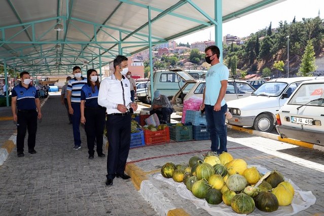 Kaymakam Kaya, ilçede Kovid-19 önlemlerine ilişkin denetim yaparak vatandaşları kurallara uymaları hususunda uyardı.