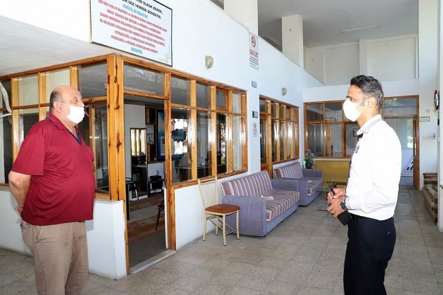 Koronavirüsle mücadelede Demirci ilçesindeki eksiklikleri tespit etmek isteyen Kaymakam Adem Kaya ilçe merkezinde denetim gerçekleştirdi