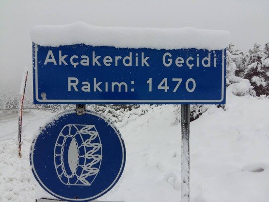 Manisa’nın Demirci ilçesinde 2 gün süren sağanak yağışlar 14.01.2018 günü saat 17.00 sularında yüksek kesimlerde yoğun kar yağışına dönüştü.
Gecenin karanlığında haber olarak sizlere sunduğumuz kar haberinin ardından gün ışığında ortaya çıkan birbirinden nefis görüntüleri Hikmet Erdem’in objektifinden sizlerle paylaşıyoruz.
İyi seyirler.