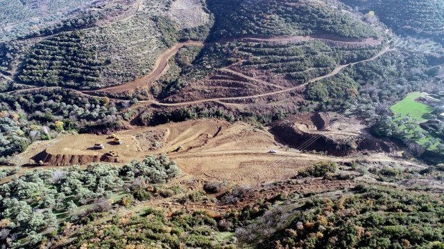 İzmir Tire’ye 3. baraj geliyor. Türkiye’nin en verimli havzalarından Küçük Menderes Havzası’nda 1420 dekar araziye can suyu verecek Tire Dereli Barajı’nın inşasına başlandı. 720.000 m3 su tutma hacmine sahip olacak baraj, tamamlandığında ülke ekonomisine ortalama yılda 2 milyon 200 bin  lira katkı sağlayacak