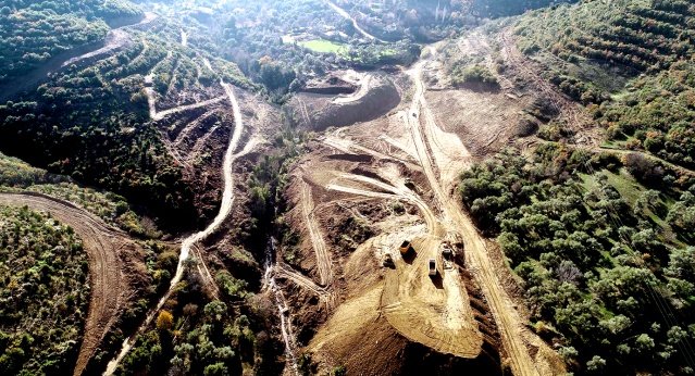 Küçük Menderes Havzası bir baraja daha kavuşuyor. 1420 dekar araziyi modern sulama ile tanıştıracak Tire Dereli Barajı’nın inşasına başlandı. Kısa sürede baraj ulaşım yolu ve sanat yapıları bitirilirken, gövde sıyırma kazısına da start verildi.

 2 milyon 200 bin Lira daha fazla kazandıracak


Temelden yüksekliği 47 metre olarak projelendirilen Tire Dereli Barajı 720 bin m3 su depolama kapasitesine sahip olacak. Baraj 1420 dekar araziyi can suyu ile buluştururken, bölge ekonomisine de 2021 yılı rakamları ile 2 milyon 200 bin  lira katkı sağlayacak