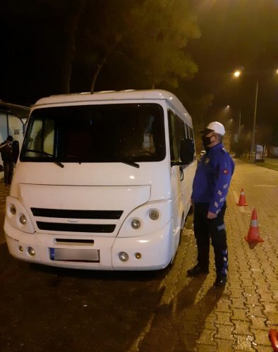 Manisa Büyükşehir Belediyesi Ulaşım Dairesi Başkanlığı ekipleri, sabahın ilk ışıklarıyla birlikte, il genelinde servis taşımacılığı yapan araçlara yönelik denetim yaptı. Titizlikle yürütülen çalışmada, servis araçları kaliteli ve güvenli bir ulaşım için tüm ayrıntılarıyla incelendi.