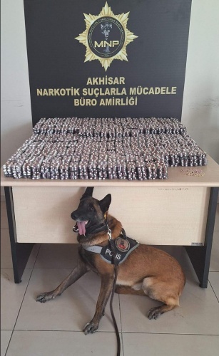 Manisa İl Emniyet Müdürlüğü Narkotik Suçlarla Mücadele Şube Müdürlüğü Akhisar NSM Büro Amirliğimizce, Uyuşturucu ve Uyarıcı Madde İmal ve Ticareti Yapan şahıslara yönelik yapılan çalışmalar neticesinde:

Akhisar Hacıishak Mahallesi'nde bulunan 2 İkamette  Akhisar İlçe Emniyet Müdürlüğü, Çevik Kuvvet Personeli ile birlikte yapılan aramada;

✅ 31.304 Adet LYRİCA 300 Mg ibareli Sentetik Ecza,
✅ 165 Adet Extacy Hap ele geçirilmiş,

Olayda şüpheli; Ç.K (31) ve V.S (23)  isimli şahıslar tarafımızca yakalanarak gözaltına alınmıştır.

Gözaltına alınan şahıslar emniyetteki işlemlerinin ardından adli mercilere sevk edileceklerdir.

Manisa Emniyet Müdürlüğü olarak Uyuşturucu ve uyarıcı madde ticareti yapan, kullanan, nakleden, bu suçları işleyerek haksız kazanç elde eden, halkımızı zehirlemeye çalışan suçlularla mücadelemiz kararlılıkla devam edecektir.