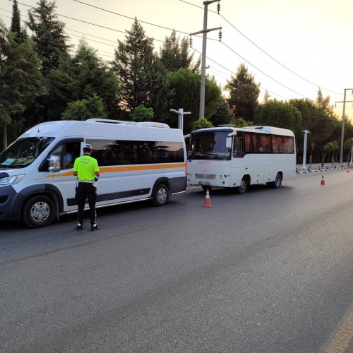 Manisa İl Emniyet Müdürlüğü Trafik Denetleme Şube Müdürlüğü ve İlçe Trafik birimleri ile Bölge Trafik Şube Müdürlüğü ve İstasyon Amirliği ekipleri tarafından eş zamanlı olarak 27 Ağustos 2024tarihinde; 32 ekip 62 personel ile gerçekleştirilen “İşçi Servisi Denetimi” sonucunda;

 

491 araç ve sürücüsü kontrol edilmiş, kusurlu görülen 47 araç ve sürücüsüne 2918 sayılı KTK’nın;

- 26 (Taşıma Kanunu ihlalinden) maddesinden 13 Adet,

- 34/A (Muayenesiz araç) maddesinden 2 Adet,

- Ek 2/5 (Çalışma izninin süresi bitmesi) maddesinden 1 Adet,

- Diğer Kanun maddelerinden 31 adet olmak üzere araç ve sürücüsüne;

 

- Toplam 201.915 ₺ idari para cezası uygulanmış olup,

- 6 araç trafikten men edilmiştir.