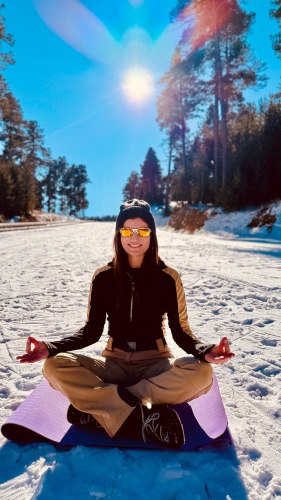 2625 metredeki zirvede kayak da yapan Vahapoğlu, “her yerde yoga enerjisini yaşamak ve paylaşmak beni çok mutlu ediyor.” dedi.