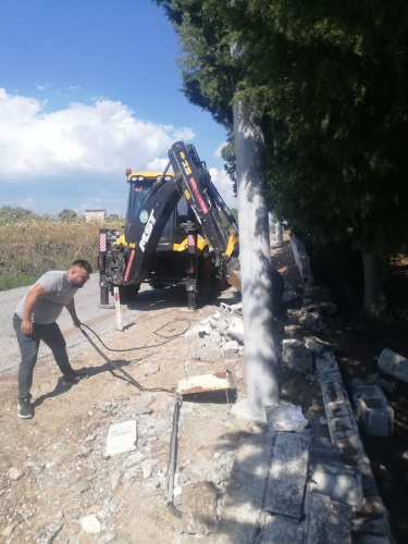 Mezarlık alanında ilk olarak ağaç budama, ot biçme ve genel temizlik işlemleri yapıldı. Daha sonra, doğal etkenler sonucu yıkık durumdaki mezarlık duvarları tamamen yenilenerek sağlamlaştırıldı. Duvarların üzerine yapılan ahşap çit uygulamasıyla mezarlık çevresi estetik bir görünüme kavuştu. Ayrıca mezarlık içinde bulunan çeşme ve kapının tadilatı da gerçekleştirildi.