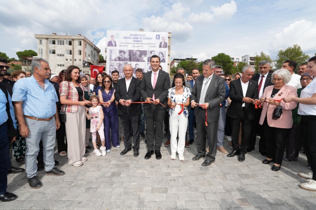 Gördes Belediyesi tesislerinin açılışları yapıldı
Başkan Zeyrek, Gördes Belediyesi tarafından ilçeye kazandırılan Şerif Aykanat Spor Tesisleri, Bülent Ecevit Kültür, Sanat ve Etkinlik Alanı, Mehmet Sezgin Köylü Pazarı, Sokak Hayvanları için Geçici Barınma ve Rehabilitasyon Merkezi ile Doç. Dr. Sinan Ateş Kapalı Halı Sahanın açılış törenlerine katıldı. Açılış törenlerine CHP Manisa İl Başkanı İlksen Özalper, Gördes Belediye Başkanı İbrahim Büke, Gölmarmara Belediye Başkanı Cem Aykan, CHP Gördes İlçe Başkanı Zafer Aslan, meclis üyeleri ile yurttaşlar katıldı.