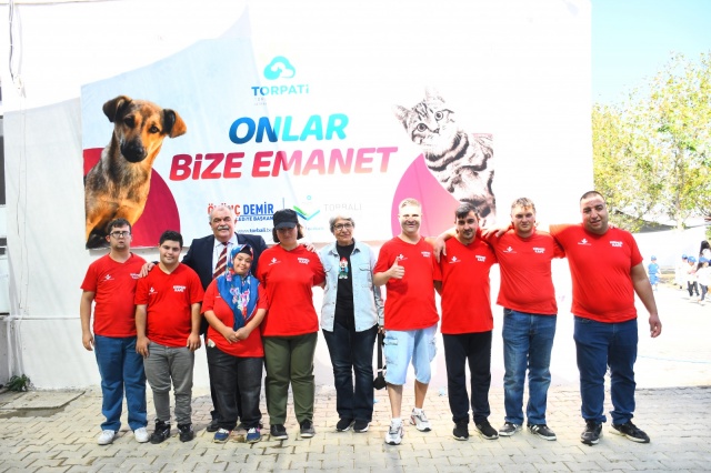 Şefkati ve sevgiyi paylaşmanın yanı sıra aynı zamanda halk sağlığını da yakından ilgilendiren sokak hayvanları konusu, bizler gibi sosyal demokrat belediyelerin de en büyük
önceliğidir. Bizler çocuklarımıza karşılıksız sevgiyi öğretirken muhakkak yolumuz hayvanları
sevmekten geçer. Bu sorumlulukla hareket eden Torbalı Belediyemiz de Türkiye’ye hatta dünyaya örnek uluslararası standartlarda faaliyetlerini yürütmekte” dedi.