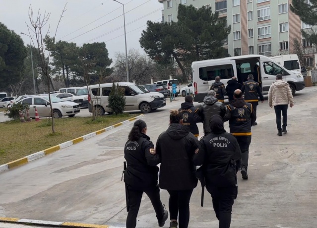 22.02.2025 günü saat 09:00 sıralarında Turgutlu İlçesi Mustafa Kemal Mahallesi Çağlar Sokak üzerinde R. Ç.(40) isimli şahıs kimliği belirsiz bir şahıs tarafından ateşli silahla yaralanmış, yapılan müdahalelere rağmen kurtarılamayarak hayatını kaybetmiştir.

          Turgutlu Cumhuriyet Başsavcılığı koordinesinde İl Emniyet Müdürlüğümüz Asayiş Şube Müdürlüğü, İstihbarat Şube Müdürlüğü ve Turgutlu İlçe Emniyet Müdürlüğü görevlilerimizce kimliği belirsiz şüpheli şahsın tespitine yönelik olay yeri ve çevresinde çok sayıda güvenlik kamerası incelenerek yapılan detaylı araştırmalar neticesinde olayı gerçekleştiren şüpheli şahsın S. Ç.(35) olduğu tespit edilmiştir.

          Cinayet Büro Amirliği ekiplerimizce olayı gerçekleştiren S. Ç. (35) ile birlikte 2 şahıs, 25.02.2025 günü Kocaeli ilinde yapılan operasyonda yakalanmış, 3 şüpheli şahıs ilimize intikal ettirilerek gözaltına alınmıştır.

          28.02.2025 günü sevk edildikleri adli makamlarca 2 şahıs adli kontrol şartıyla serbest bırakılmış, S. Ç. isimli şahıs tutuklanarak cezaevine teslim edilmiştir.

          Manisa halkının huzur ve güvenliği için Manisa Emniyet Müdürlüğü olarak suç ve suçlularla mücadelemiz aralıksız devam edecektir.