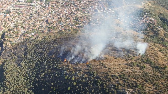 İşte bu nedenle İzmir Orman Bölge Müdürlüğü ister ormanda olsun, ister orman dışındaki kırsal alanlarda olsun aldıkları en ufak yangın ihbarını değerlendirerek müdahale ediyor.

İzmir Orman Bölge Müdürlüğü görev alanı olan İzmir ve Manisa İllerinde Ocak ayından bugüne kadar toplam 182 adet orman  ve 183 adet orman dışı yangına müdahale edildi.