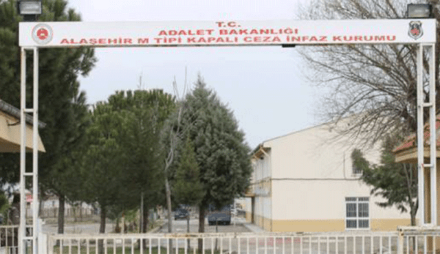 Manisa Son Haber KONU: Yakalamalı Şahıs

Manisa İli Sarıgöl İlçesi Bahadırlar Mahallesinde 29.12.2021 günü saat: 12.00 sıralarında icra edilen Önleyici Kolluk Devriyesi esnasında, E.K. (1987/E) isimli şahsın yapılan UYAP sorgusunda; Alaşehir İlamat ve İnfaz Bürosu’nca “Uyuşturucu veya Uyarıcı Madde Ticareti Yapma veya Sağlama” suçundan yakalama kararı olduğu tespit edilmiştir. Şahıs hakkında kesinleşmiş 4 Yıl 2 Ay hapis cezası bulunduğundan, Sarıgöl C.Başsavcılığı’nca Alaşehir M Tipi Kapalı Ceza İnfaz Kurumuna sevk edilmiştir.