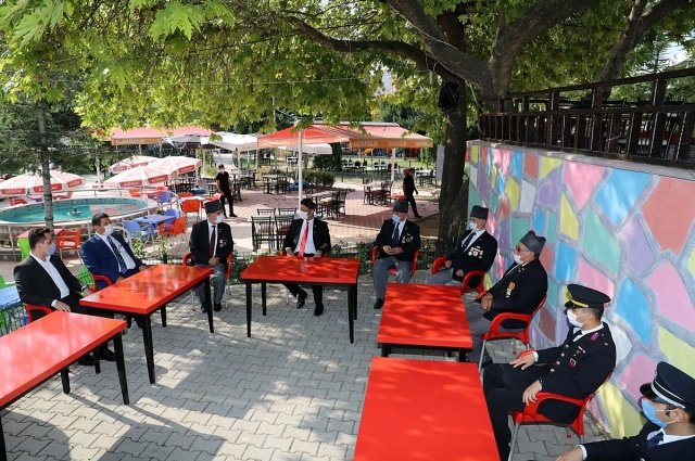 Çelenk töreninin ardından Halk Eğitimi Merkezi Müdürlüğü Müzik Öğretmeni Sercan Ayık, yönetiminde İstiklal Marşı okundu. Törenin ardından Kaymakam Adem Kaya, Belediye Başkanı Selami Selçuk ve beraberindeki ilçe protokolü ile birlikte Halıkent Atatürk Parkında bir araya geldi.