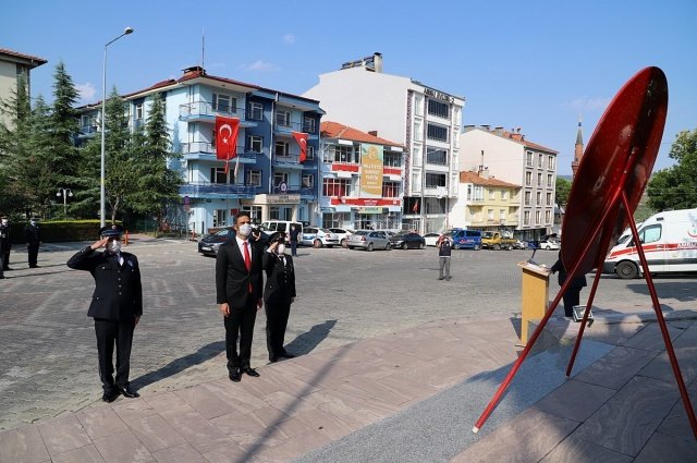 Demirci'de 19 Eylül Gaziler Günü dolayısıyla Atatürk Anıtında tören düzenlendi. Maskeli ve sosyal mesafe kuralları içerisinde gerçekleştirilen törende Kaymakamlık Makamı, Belediye Başkanlığı ve Muharip Gaziler derneği tarafından Atatürk anıtına çelenk sunumu yapıldı.