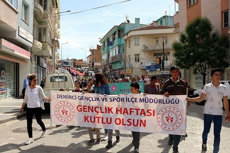 Demirci ilçesinde 19 Mayıs Gençlik ve Spor Bayramı etkinlikleri kapsamında “Gençlik Yürüyüşü” düzenlendi.