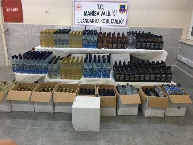 MANİSA İli Ahmetli ilçesi Gökkaya mahallesinde 24.10.2021 günü saat:19.20 sıralarında Manisa il J. K.lığı Kom Şb. Müdürlüğü, İstihbarat Şb. Müdürlüğü  ve Ahmetli ilçe J. K. lığınca ortaklaşa yapılan Yol Emniyet Kontrol devriyesi esnasında 64 DE 420 plakalı araçta yapılan kontrolde araç içerisinde koliler halinde alkollü içki tespit edilmesi üzerine araç ve sürücüsü emniyete alınarak Adli makamlardan alınan arama kararına istinaden yapılan aramada; araç içerisinde 151 Şişe Jack Daniels 70 cl viski,9 şişe 70 cl Yeni Rakı,54 şişe 70 cl Chivas  Regal Viski,92 şişe 70 cl İstanblue Votka ,101 şişe 50 cl Tekirdağ Altı seri Rakı,96 Şişe 70 cl Tekirdağ Rakı, 98 şişe 70 cl Tekirdağ Altın seri Rakı, 100 şişe 50 cl İstanblue Votka olmak üzere toplam 701 şişe kaçak alkol ürünleri ve 195 adet kesilmiş sigara bandrolü ele geçirilmiştir. Şüpheli K. B . ( 27 yaşında Erkek) yakalanarak gözaltına alınmıştır.