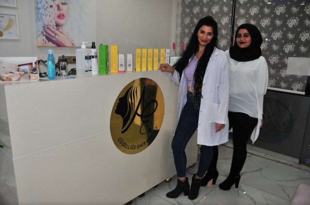 Bayraklı ilçesinde 'Alvin Eyşan' adlı estetik ve güzellik merkezin açtığını belirten Reyhan Meşe, lazer epilasyondan makyaja saç tasarımından protez tırnağa kadar birçok alanda hizmet vermeye başladıklarını belirtti. Kendini geliştirmeye sürdürdüğün ifade eden Meşe, çeşitli alanlarda sertifika alarak uzman kadrosuyla çalışmalarına devam ettiğini vurguladı.