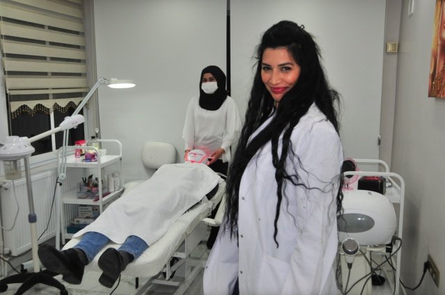 Evli ve 2 çocuk annesi Reyhan Meşe (32), turizm otelcilik mezunu olmasına rağmen hayali olan güzellik merkezi açmak için kolları sıvadı. Liseden beri güzellik işlerine merakı bulunduğunu belirten Meşe, bu nedenle ilk olarak yastık altındaki düğün takılarını bozarak harekete geçtiğini ifade etti.