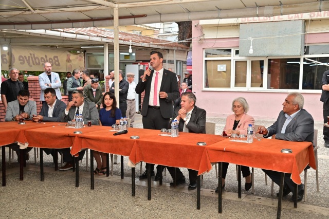 Manisa Büyükşehir Belediye Başkanı Mimar Ferdi Zeyrek, Gördes ilçe programında Gördes Belediyesi başta olmak üzere çeşitli ziyaretlerde bulundu, açılışlara katıldı. İlçe programının sonunda ise Başkan Zeyrek, vatandaşlarla bir araya geldi. 

Her hafta bir ilçeyi ziyaret eden, vatandaşlarla bir araya gelen Manisa Büyükşehir Belediye Başkanı Mimar Ferdi Zeyrek, bu hafta Gördes ilçesindeydi. Tüm gününü Gördes ilçesine ayıran Başkan Zeyrek, açılışlara katıldı, ziyaretlerde bulundu, vatandaşlarla bir araya geldi.
