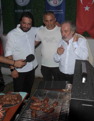 Yeni film için yoğun istek olduğunu söyleyen Burak Bozdağ " Erzurumlu Mümessil filminin devamını çekiyoruz.Selahattin abiyle baba oğul olarak ikinci filmde de devam ediyoruz. Filmde birbirinden değerli oyuncular yer alıyor. 11.ayda çekimlere başlıyoruz. "diyerek hayranlarına müjdeyi verdi.