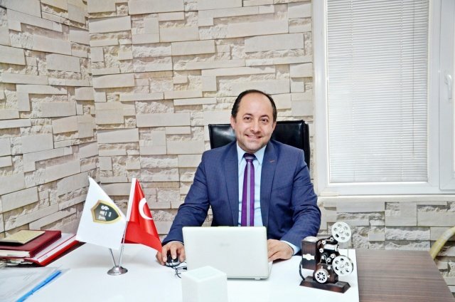 Bir ülkede toplumun kültür seviyesinin artmasında sanat ve sinemanın öneminin çok büyük olduğuna değinen başarılı yapımcı, yaklaşık 3 yıldır üzerinde büyük bir titizlikle çalıştığı yeni projesinin senaryosunu yazarken, her şeyin daha gerçekçi olması için, o hastalığa yakalanan hasta yakınlarının ve Doktorların bilgilerine başvurarak senaryosunu tamamladığını dile getirdi.