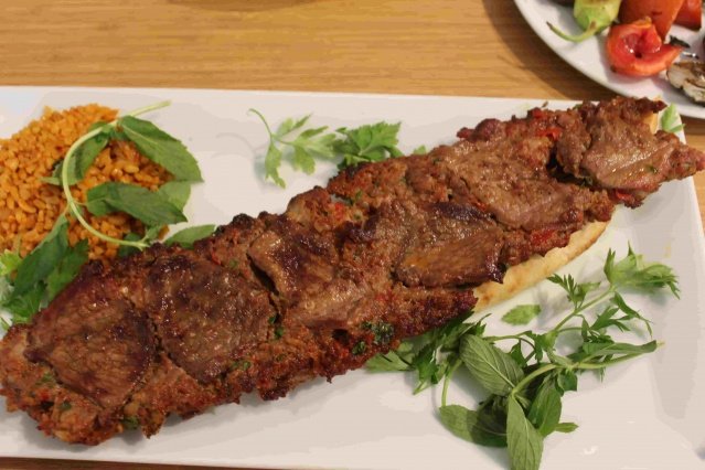Birbirinden lezzetli kebapları İzmirlilerle buluşturan Kebapçı Mustafa Genel Müdürü Mustafa Özçelik, “En çok satan ürünlerimizin başında ‘İki Yüzlü Kebap’ geliyor. Daha sonra Paşa Sarma, Saray Kebabı ve ciğerimiz çok tercih ediliyor. Ayrıca Adana’dan gelen taptaze şalgamımız, kendi imalatımız Billuriye tatlımızla müşterilerimize lezzet şöleni sunuyoruz. Antep usulü lahmacunumuz da çok beğeniliyor. Kısa sürede İzmirlilerin sevgisini kazandık” dedi.