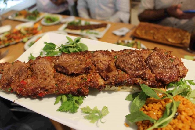KEBAP SONRASI İÇİLEN ÇAYA BİLE DİKKAT EDİYORUZ

Kebap sonrası güzel bir çay çok önemli. İstediğiniz kadar lezzetli kebaplar tadın. Daha sonra size sunulan çay çok önemli. Kebap sonrası içtiğiniz kötü bir çay yediğiniz kebabın lezzetini bitirir. Biz bu yüzden ikram ettiğimiz çaya kadar tüm detayları düşünüyoruz” dedi.