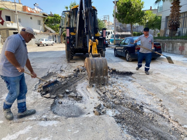 Felaketin ardından öncelikle sel sularının tahliyesi ve zarar gören bölgelerin temizliği için yoğun bir çalışma başlatıldı. Bayraklı Belediyesi ve İZSU ekipleri, en çok etkilenen bölgelerde su tahliye işlemlerini hızla tamamlarken, esnaf ve vatandaşlara da destek oldu. Olayın ilk anından itibaren sahada olan ekipler, hasar gören altyapı ve yolların onarımı ile birlikte bozulan yollarda çukurları doldurdu, yollardaki ağaçları kaldırdı, yıkılan duvarlar ördü, ilçe genelinde sel felaketinin izlerini silmek için yoğun mesai yaptı. İzmir Büyükşehir ve Bayraklı Belediyesi iş birliğiyle yürütülen çalışmalar memnuniyet yarattı.