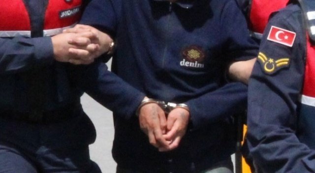 KONU: Yakalamalı Şahıs

Manisa İli Salihli İlçesi Adala Mahallesinde(Adala J.Krk.K.lığı Sorumluluk alanı )26.01.2022 günü saat:12.00 sıralarında JASAT ve KOM unsurları ile birlikte yakalamalı şahıslara yönelik icra edilen faaliyet neticesinde  T.P. (1985/E) isimli şahsın İzmir Ağır Ceza İlamat Masası tarafından 2022/1-1497 karar sayılı "Kasten Öldürme " suçundan arama kaydının olduğu tespit edilerek şahıs yakalanmış olup Salihli Cumhuriyet Savcılığında mevcutlu olarak hazır edilmiştir. T.P. isimli şahsa İzmir 7. Ağır Ceza Mahkemesinin 2017/56 esas ve 2017/195 sayılı karar gereği 19 yıl hapis cezası verilmiştir. Şahıs Salihli T Tipi Kapalı Ceza İnfaz Kurumuna teslim edilmiştir.
